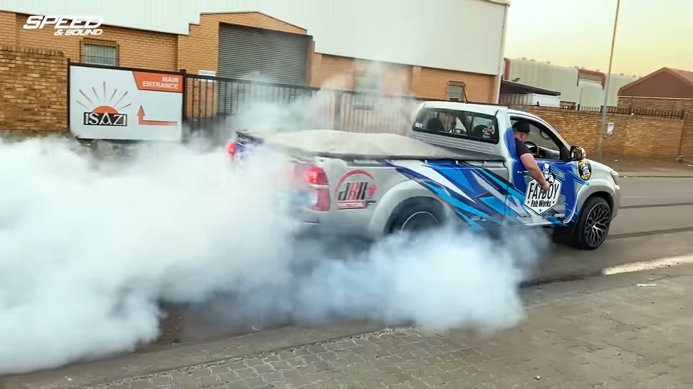 Twin-Turbo V12 Toyota Hilux